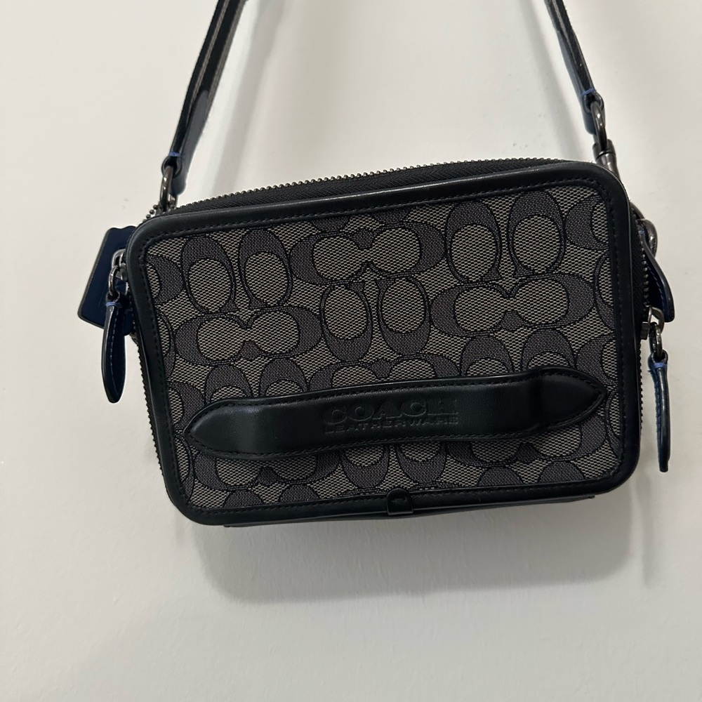 Coach Crossbody barely used. Perfect conditons.